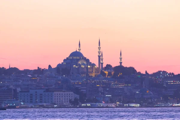İstanbul şehri ve gün batımı, en güzel manzaralı Kule, Yeni Cami, Mavi Cami, Ayasofya, eski saat, topkapı sarayı, İstanbul 'un en güzel manzarası ve gün batımı.