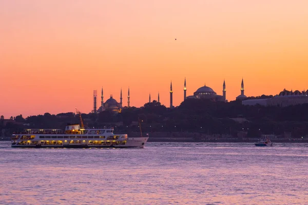 İstanbul şehri ve gün batımı, en güzel manzaralı Kule, Yeni Cami, Mavi Cami, Ayasofya, eski saat, topkapı sarayı, İstanbul 'un en güzel manzarası ve gün batımı.