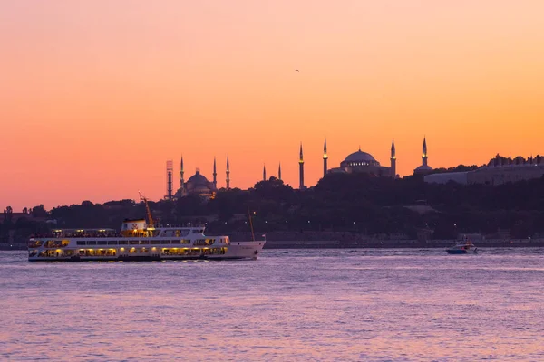 İstanbul şehri ve gün batımı, en güzel manzaralı Kule, Yeni Cami, Mavi Cami, Ayasofya, eski saat, topkapı sarayı, İstanbul 'un en güzel manzarası ve gün batımı.