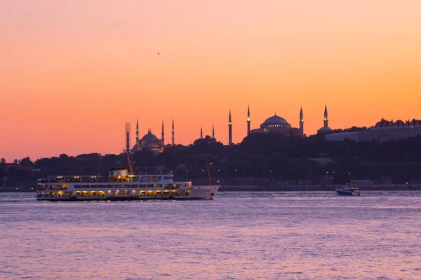 İstanbul şehri ve gün batımı, en güzel manzaralı Kule, Yeni Cami, Mavi Cami, Ayasofya, eski saat, topkapı sarayı, İstanbul 'un en güzel manzarası ve gün batımı.
