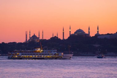 İstanbul şehri ve gün batımı, en güzel manzaralı Kule, Yeni Cami, Mavi Cami, Ayasofya, eski saat, topkapı sarayı, İstanbul 'un en güzel manzarası ve gün batımı.