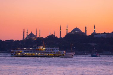İstanbul şehri ve gün batımı, en güzel manzaralı Kule, Yeni Cami, Mavi Cami, Ayasofya, eski saat, topkapı sarayı, İstanbul 'un en güzel manzarası ve gün batımı.