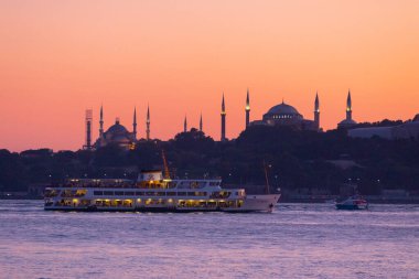 İstanbul şehri ve gün batımı, en güzel manzaralı Kule, Yeni Cami, Mavi Cami, Ayasofya, eski saat, topkapı sarayı, İstanbul 'un en güzel manzarası ve gün batımı.