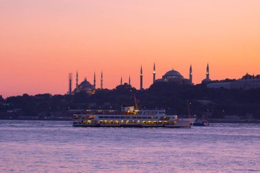 İstanbul şehri ve gün batımı, en güzel manzaralı Kule, Yeni Cami, Mavi Cami, Ayasofya, eski saat, topkapı sarayı, İstanbul 'un en güzel manzarası ve gün batımı.