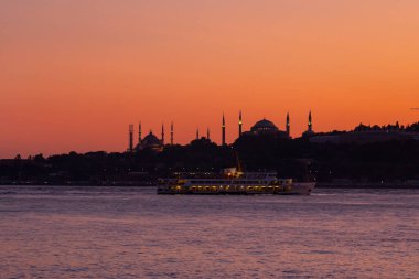 İstanbul şehri ve gün batımı, en güzel manzaralı Kule, Yeni Cami, Mavi Cami, Ayasofya, eski saat, topkapı sarayı, İstanbul 'un en güzel manzarası ve gün batımı.