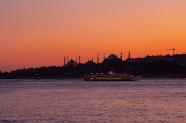 İstanbul şehri ve gün batımı, en güzel manzaralı Kule, Yeni Cami, Mavi Cami, Ayasofya, eski saat, topkapı sarayı, İstanbul 'un en güzel manzarası ve gün batımı.