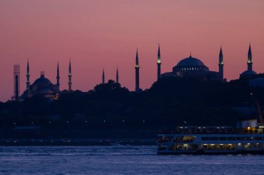 İstanbul şehri ve gün batımı, en güzel manzaralı Kule, Yeni Cami, Mavi Cami, Ayasofya, eski saat, topkapı sarayı, İstanbul 'un en güzel manzarası ve gün batımı.