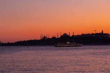 İstanbul şehri ve gün batımı, en güzel manzaralı Kule, Yeni Cami, Mavi Cami, Ayasofya, eski saat, topkapı sarayı, İstanbul 'un en güzel manzarası ve gün batımı.