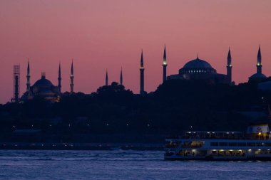 İstanbul şehri ve gün batımı, en güzel manzaralı Kule, Yeni Cami, Mavi Cami, Ayasofya, eski saat, topkapı sarayı, İstanbul 'un en güzel manzarası ve gün batımı.
