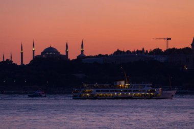 İstanbul şehri ve gün batımı, en güzel manzaralı Kule, Yeni Cami, Mavi Cami, Ayasofya, eski saat, topkapı sarayı, İstanbul 'un en güzel manzarası ve gün batımı.