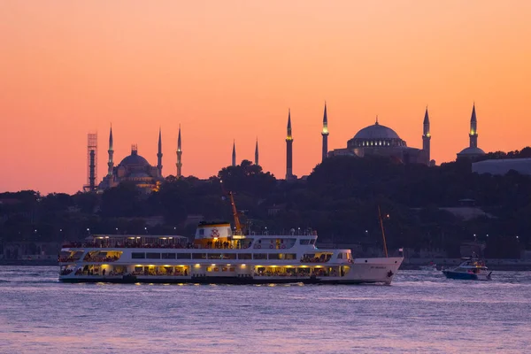 İstanbul şehri ve gün batımı, en güzel manzaralı Kule, Yeni Cami, Mavi Cami, Ayasofya, eski saat, topkapı sarayı, İstanbul 'un en güzel manzarası ve gün batımı.