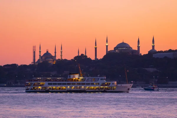 İstanbul şehri ve gün batımı, en güzel manzaralı Kule, Yeni Cami, Mavi Cami, Ayasofya, eski saat, topkapı sarayı, İstanbul 'un en güzel manzarası ve gün batımı.