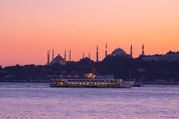 İstanbul şehri ve gün batımı, en güzel manzaralı Kule, Yeni Cami, Mavi Cami, Ayasofya, eski saat, topkapı sarayı, İstanbul 'un en güzel manzarası ve gün batımı.