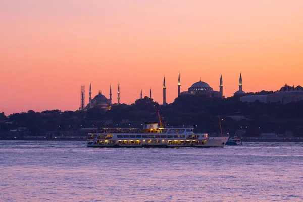 İstanbul şehri ve gün batımı, en güzel manzaralı Kule, Yeni Cami, Mavi Cami, Ayasofya, eski saat, topkapı sarayı, İstanbul 'un en güzel manzarası ve gün batımı.