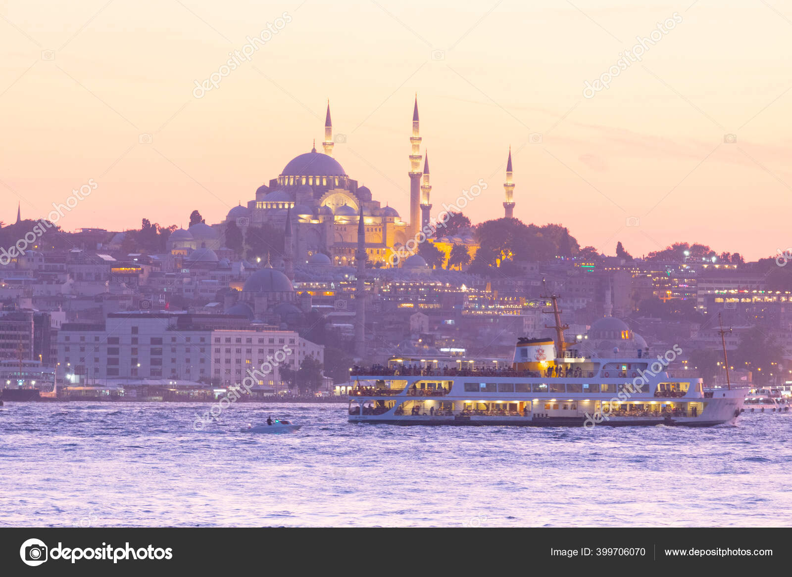 https://st4.depositphotos.com/19554348/39970/i/1600/depositphotos_399706070-stock-photo-istanbul-city-sunset-most-beautiful.jpg