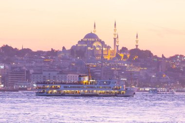 İstanbul şehri ve gün batımı, en güzel manzaralı Kule, Yeni Cami, Mavi Cami, Ayasofya, eski saat, topkapı sarayı, İstanbul 'un en güzel manzarası ve gün batımı.