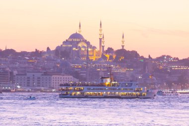 İstanbul şehri ve gün batımı, en güzel manzaralı Kule, Yeni Cami, Mavi Cami, Ayasofya, eski saat, topkapı sarayı, İstanbul 'un en güzel manzarası ve gün batımı.