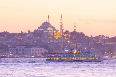 İstanbul şehri ve gün batımı, en güzel manzaralı Kule, Yeni Cami, Mavi Cami, Ayasofya, eski saat, topkapı sarayı, İstanbul 'un en güzel manzarası ve gün batımı.