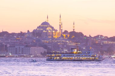İstanbul şehri ve gün batımı, en güzel manzaralı Kule, Yeni Cami, Mavi Cami, Ayasofya, eski saat, topkapı sarayı, İstanbul 'un en güzel manzarası ve gün batımı.