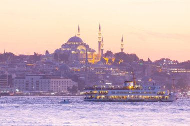 İstanbul şehri ve gün batımı, en güzel manzaralı Kule, Yeni Cami, Mavi Cami, Ayasofya, eski saat, topkapı sarayı, İstanbul 'un en güzel manzarası ve gün batımı.