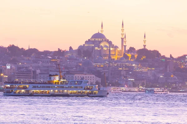 İstanbul şehri ve gün batımı, en güzel manzaralı Kule, Yeni Cami, Mavi Cami, Ayasofya, eski saat, topkapı sarayı, İstanbul 'un en güzel manzarası ve gün batımı.