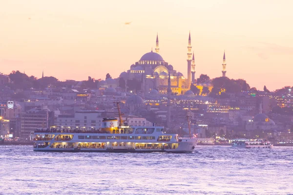 İstanbul şehri ve gün batımı, en güzel manzaralı Kule, Yeni Cami, Mavi Cami, Ayasofya, eski saat, topkapı sarayı, İstanbul 'un en güzel manzarası ve gün batımı.