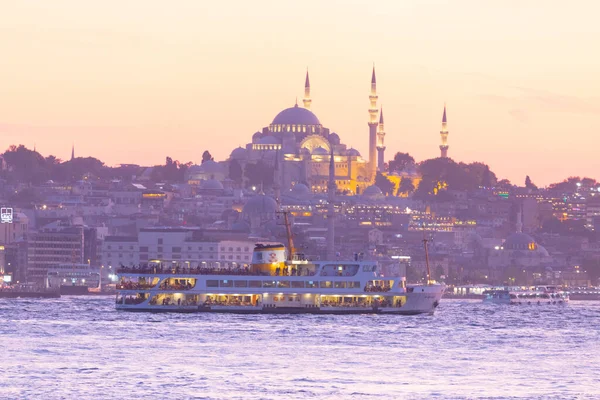 İstanbul şehri ve gün batımı, en güzel manzaralı Kule, Yeni Cami, Mavi Cami, Ayasofya, eski saat, topkapı sarayı, İstanbul 'un en güzel manzarası ve gün batımı.