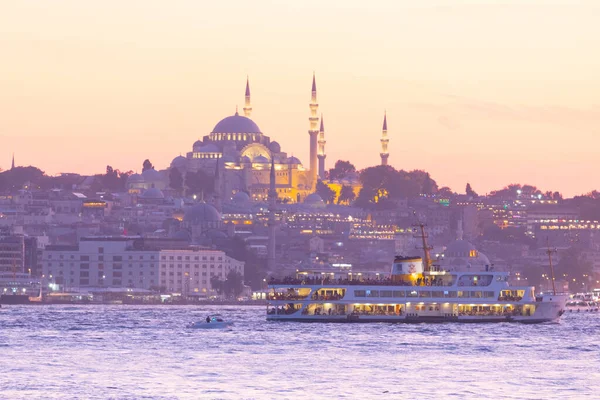 İstanbul şehri ve gün batımı, en güzel manzaralı Kule, Yeni Cami, Mavi Cami, Ayasofya, eski saat, topkapı sarayı, İstanbul 'un en güzel manzarası ve gün batımı.