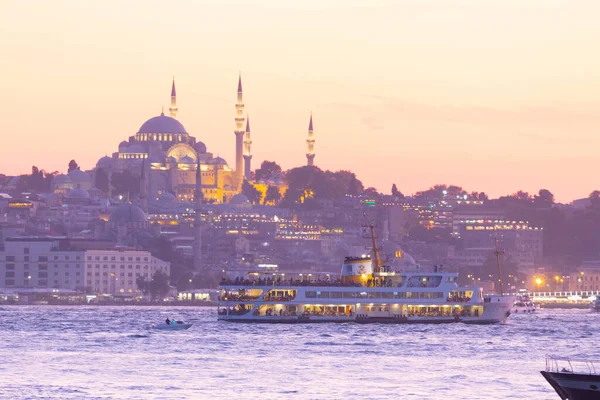 İstanbul şehri ve gün batımı, en güzel manzaralı Kule, Yeni Cami, Mavi Cami, Ayasofya, eski saat, topkapı sarayı, İstanbul 'un en güzel manzarası ve gün batımı.