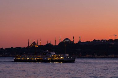 İstanbul şehri ve gün batımı, en güzel manzaralı Kule, Yeni Cami, Mavi Cami, Ayasofya, eski saat, topkapı sarayı, İstanbul 'un en güzel manzarası ve gün batımı.