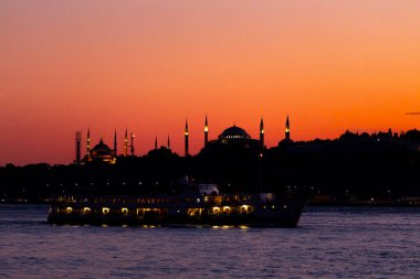 İstanbul şehri ve gün batımı, en güzel manzaralı Kule, Yeni Cami, Mavi Cami, Ayasofya, eski saat, topkapı sarayı, İstanbul 'un en güzel manzarası ve gün batımı.