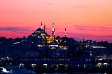 İstanbul şehri ve gün batımı, en güzel manzaralı Kule, Yeni Cami, Mavi Cami, Ayasofya, eski saat, topkapı sarayı, İstanbul 'un en güzel manzarası ve gün batımı.