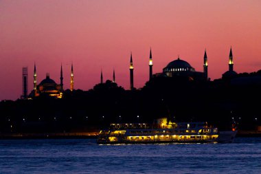 İstanbul şehri ve gün batımı, en güzel manzaralı Kule, Yeni Cami, Mavi Cami, Ayasofya, eski saat, topkapı sarayı, İstanbul 'un en güzel manzarası ve gün batımı.
