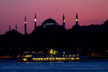 İstanbul şehri ve gün batımı, en güzel manzaralı Kule, Yeni Cami, Mavi Cami, Ayasofya, eski saat, topkapı sarayı, İstanbul 'un en güzel manzarası ve gün batımı.