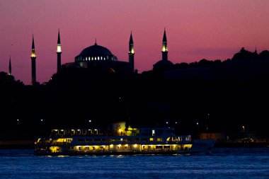 İstanbul şehri ve gün batımı, en güzel manzaralı Kule, Yeni Cami, Mavi Cami, Ayasofya, eski saat, topkapı sarayı, İstanbul 'un en güzel manzarası ve gün batımı.