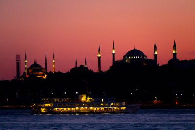 İstanbul şehri ve gün batımı, en güzel manzaralı Kule, Yeni Cami, Mavi Cami, Ayasofya, eski saat, topkapı sarayı, İstanbul 'un en güzel manzarası ve gün batımı.