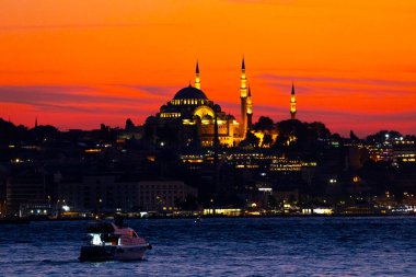 İstanbul şehri ve gün batımı, en güzel manzaralı Kule, Yeni Cami, Mavi Cami, Ayasofya, eski saat, topkapı sarayı, İstanbul 'un en güzel manzarası ve gün batımı.