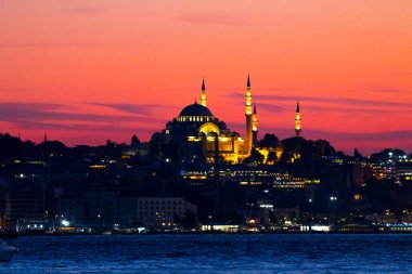 İstanbul şehri ve gün batımı, en güzel manzaralı Kule, Yeni Cami, Mavi Cami, Ayasofya, eski saat, topkapı sarayı, İstanbul 'un en güzel manzarası ve gün batımı.
