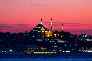 İstanbul şehri ve gün batımı, en güzel manzaralı Kule, Yeni Cami, Mavi Cami, Ayasofya, eski saat, topkapı sarayı, İstanbul 'un en güzel manzarası ve gün batımı.