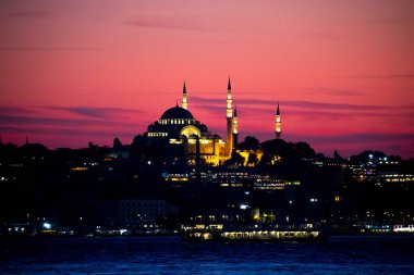 İstanbul şehri ve gün batımı, en güzel manzaralı Kule, Yeni Cami, Mavi Cami, Ayasofya, eski saat, topkapı sarayı, İstanbul 'un en güzel manzarası ve gün batımı.