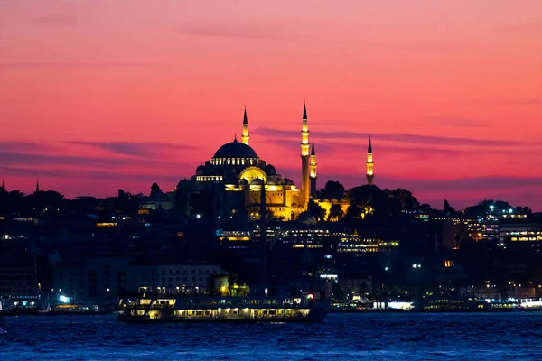 İstanbul şehri ve gün batımı, en güzel manzaralı Kule, Yeni Cami, Mavi Cami, Ayasofya, eski saat, topkapı sarayı, İstanbul 'un en güzel manzarası ve gün batımı.