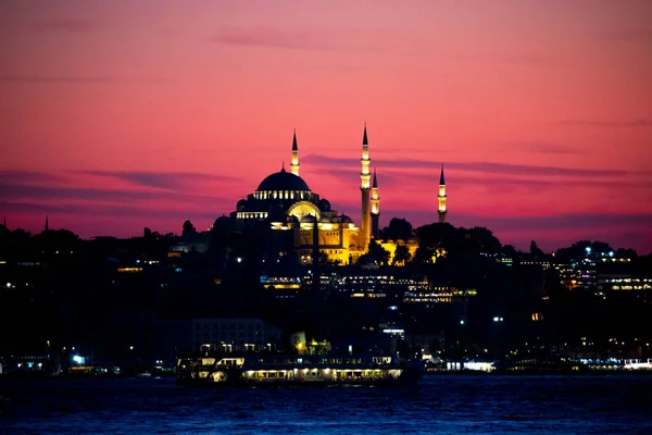 İstanbul şehri ve gün batımı, en güzel manzaralı Kule, Yeni Cami, Mavi Cami, Ayasofya, eski saat, topkapı sarayı, İstanbul 'un en güzel manzarası ve gün batımı.