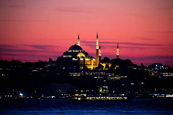 İstanbul şehri ve gün batımı, en güzel manzaralı Kule, Yeni Cami, Mavi Cami, Ayasofya, eski saat, topkapı sarayı, İstanbul 'un en güzel manzarası ve gün batımı.