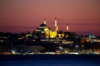 İstanbul şehri ve gün batımı, en güzel manzaralı Kule, Yeni Cami, Mavi Cami, Ayasofya, eski saat, topkapı sarayı, İstanbul 'un en güzel manzarası ve gün batımı.