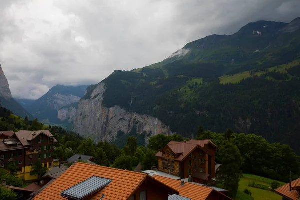 Muhteşem Şelalesi Arka Planında Sviçre Alpleri Olan Ünlü Lauterbrunnen Vadisi — Stok fotoğraf
