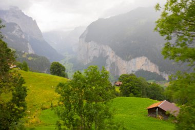 Muhteşem şelalesi ve arka planında İsviçre Alpleri olan ünlü Lauterbrunnen Vadisi, Berner Oberland, İsviçre, Avrupa.