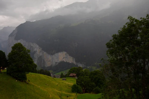 Muhteşem Şelalesi Arka Planında Sviçre Alpleri Olan Ünlü Lauterbrunnen Vadisi — Stok fotoğraf