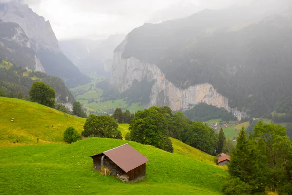 Muhteşem Şelalesi Arka Planında Sviçre Alpleri Olan Ünlü Lauterbrunnen Vadisi — Stok fotoğraf