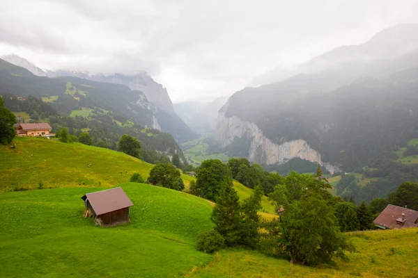 Muhteşem Şelalesi Arka Planında Sviçre Alpleri Olan Ünlü Lauterbrunnen Vadisi — Stok fotoğraf