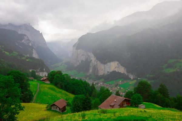 Slavné Lauterbrunnen Údolí Nádherným Vodopádem Švýcarských Alp Pozadí Berner Oberland — Stock fotografie